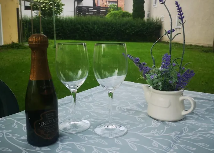 Yellow With Free Parking شقة *