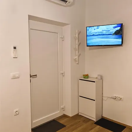 Apartment Yellow With Free Parking