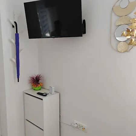 Yellow With Free Parking Apartment *