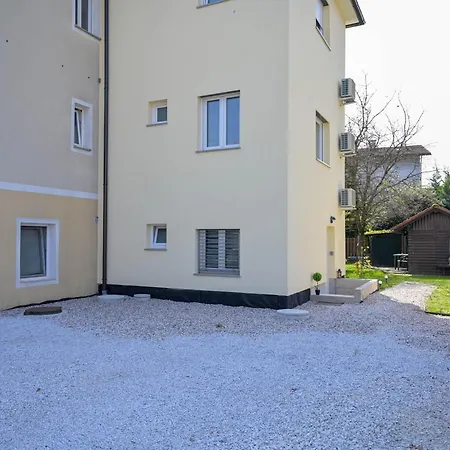 Yellow With Free Parking Apartman