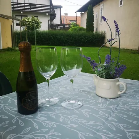 Yellow With Free Parking Lägenhet *