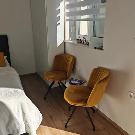 Yellow With Free Parking Lägenhet *