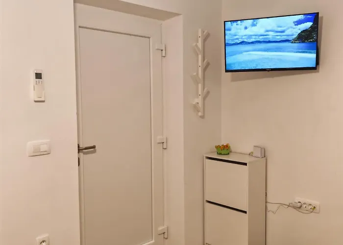 Apartment Yellow With Free Parking