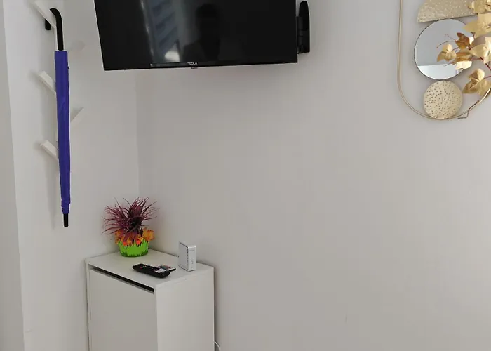 Yellow With Free Parking Apartment *