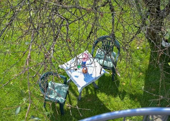 Yellow With Free Parking Appartement