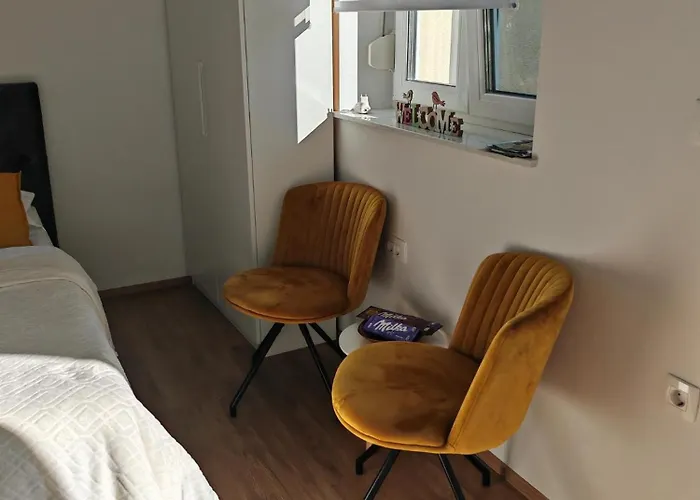 Yellow With Free Parking Apartment *