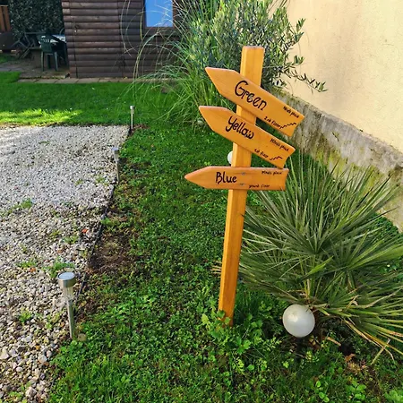 Yellow With Free Parking アパート リュブリャナ